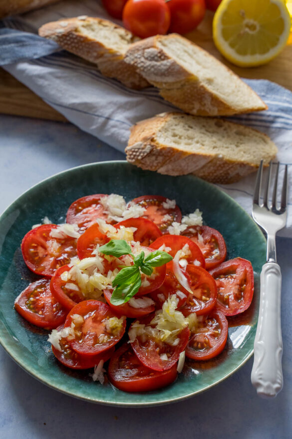 Der genialste Tomatensalat überhaupt! Zubereitet in nur 10 Minuten!