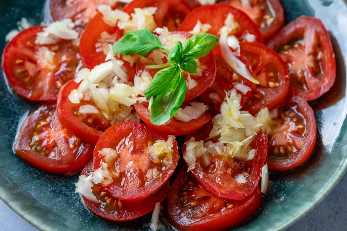 Der genialste Tomatensalat überhaupt! Zubereitet in nur 10 Minuten!