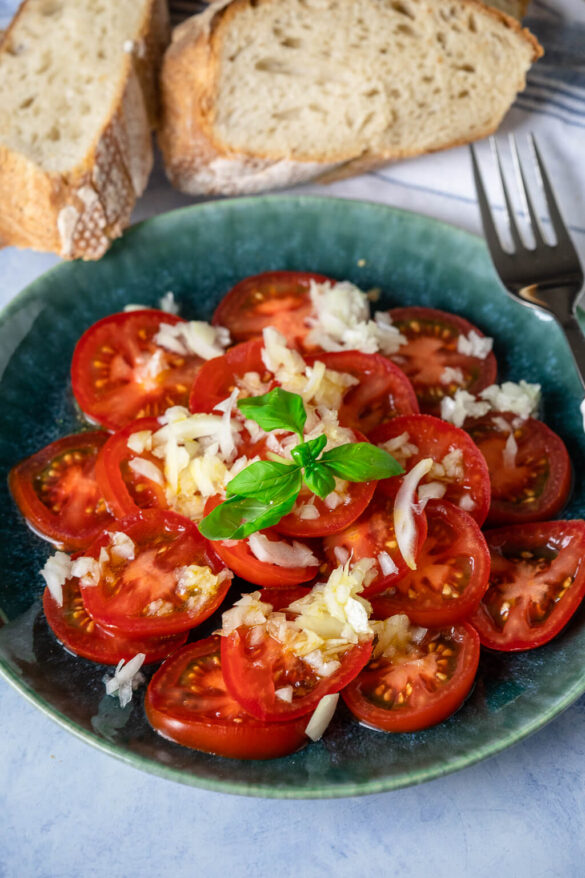 Der genialste Tomatensalat überhaupt! Zubereitet in nur 10 Minuten! Der genialste Tomatensalat überhaupt! Zubereitet in nur 10 Minuten!