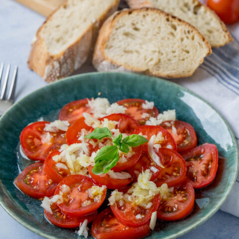 Tomatensalat mit Zwiebeln