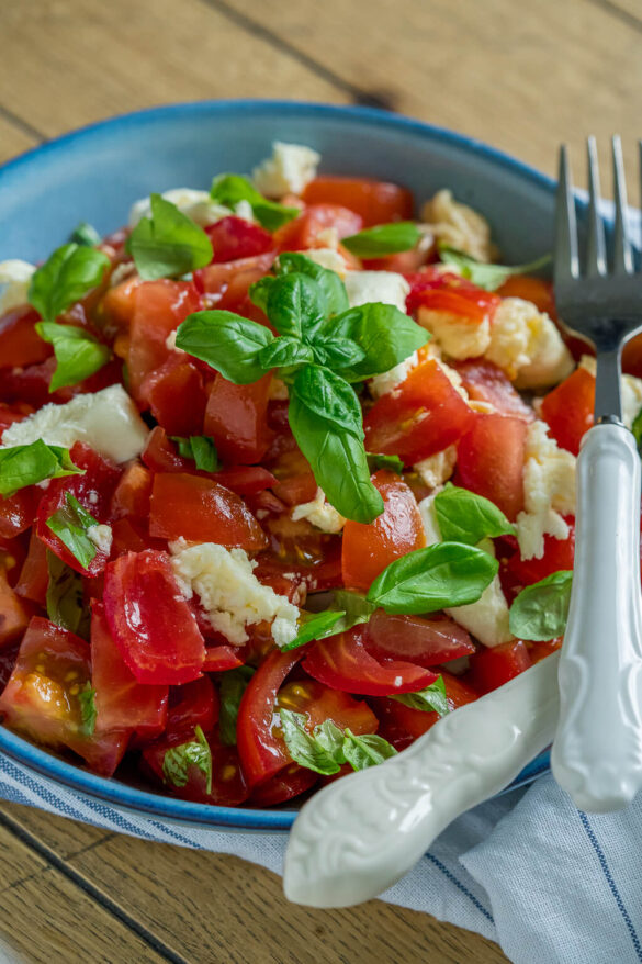 Bester &amp; schnellster Tomatensalat mit Mozzarella und Balsamico Dressing ...