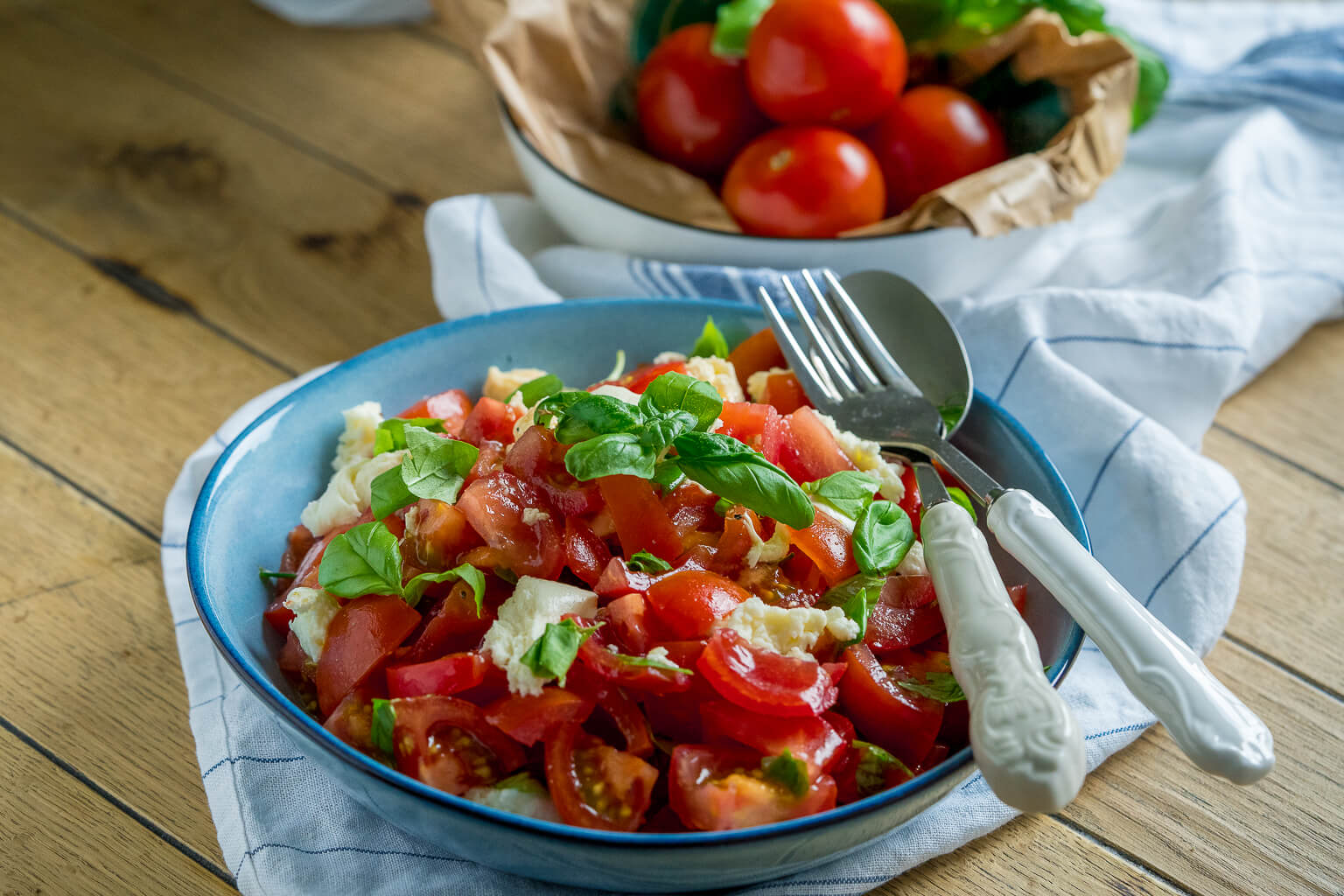 Tomatensalat Rezept - super einfach mit Mozzarella und Balsamico Dressing
