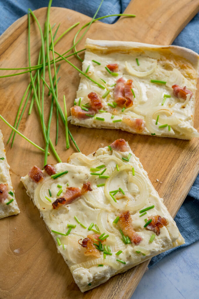 Flammkuchen Teig Rezept - einfacher Flammkucheb Elsässer Art mit Speck, Zwiebeln und Creme Fraiche