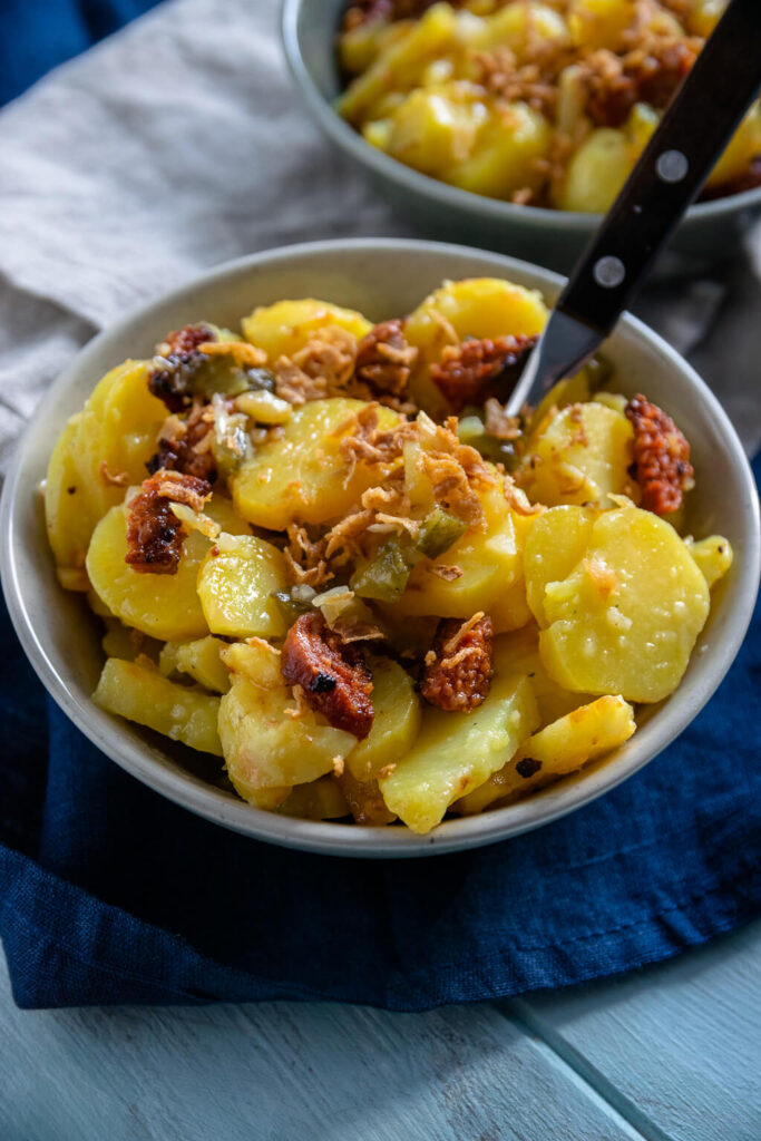 Kartoffelsalat Dressing mit Essig Öl - einfacher Kartoffelsalat mit Gurke, Ei, Chorizo und Röstzwiebeln
