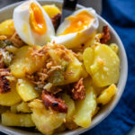 Einfacher Kartoffelsalat mit Essig Öl Dressing, Chorizo und Röstzwiebeln