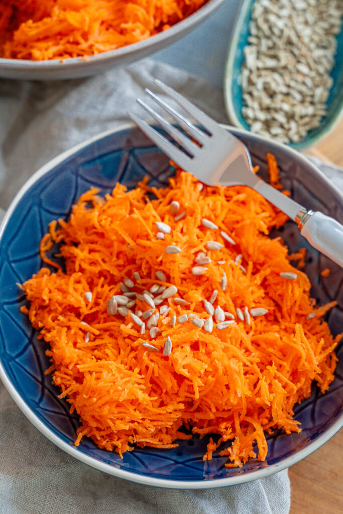 Karottensalat mit Sonnenblumenkernen