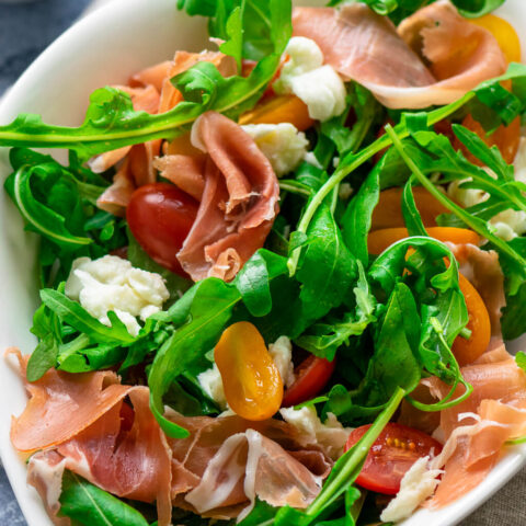 Sommersalat für heiße Tage - Rucola mit Mozzarella & Serrano Schinken