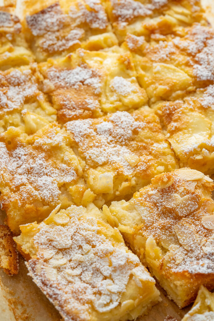 Apfelkuchen vom Blech - schnell, lecker und mega saftig - Einfach Malene