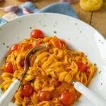 Lachs Pasta mit Tomaten-Sahne Soße