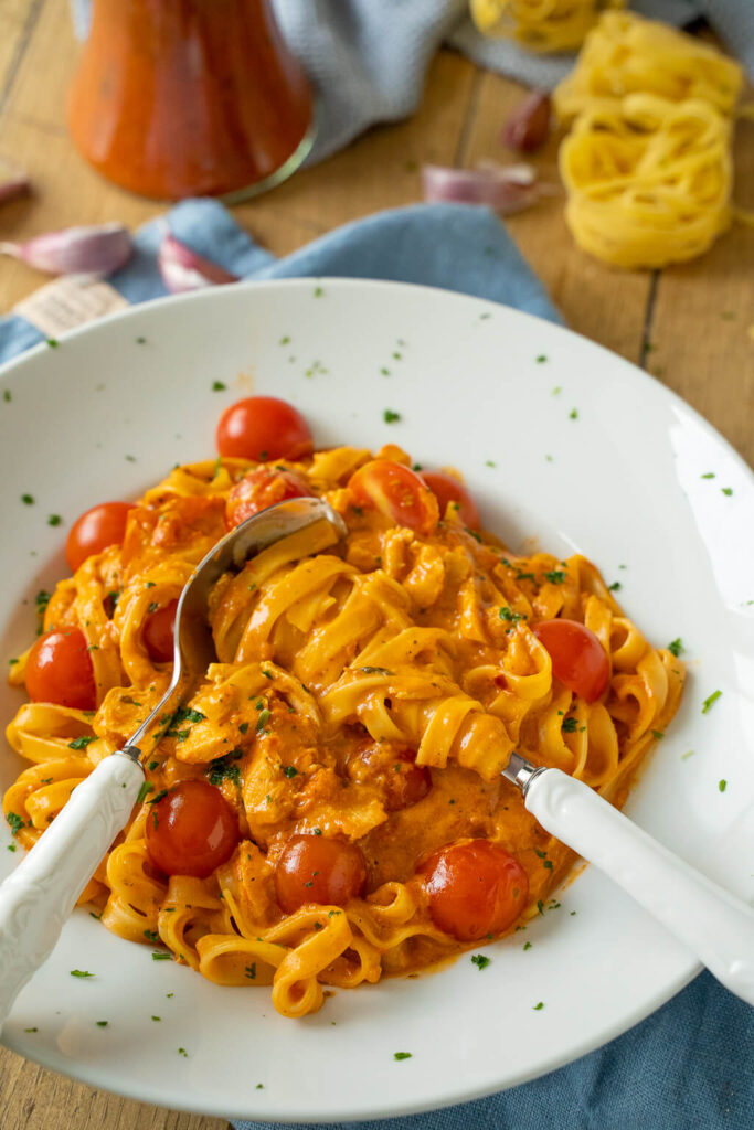 Lachs Pasta mit Tomaten-Sahne Soße