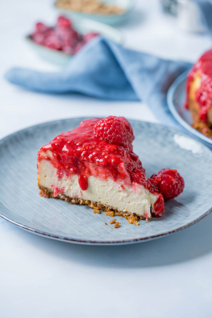 Cremiger Cheesecake mit Zimt und Himbeeren
