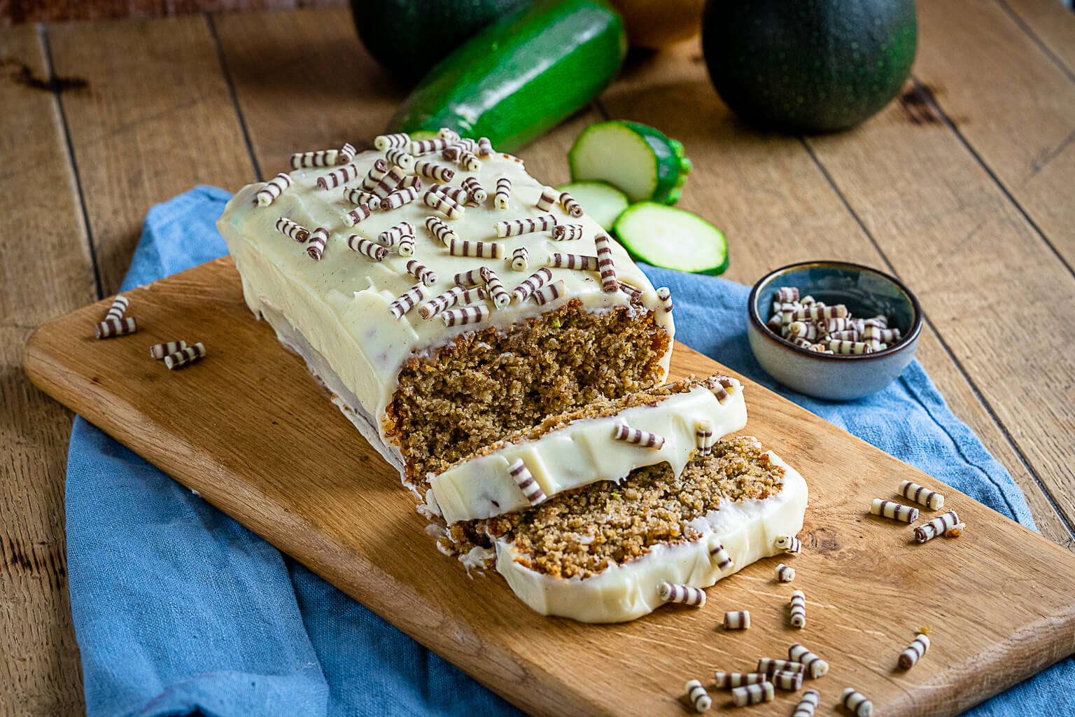 Saftiger Zucchini Kuchen mit Nüssen und Frischkäse Frosting - Einfach ...