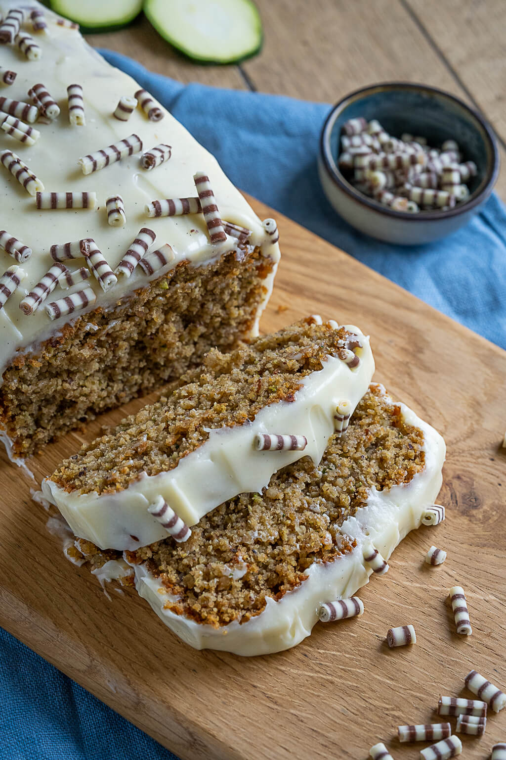 Saftiger Zucchini Kuchen mit Nüssen und Frischkäse Frosting - Einfach ...