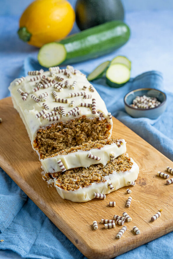 Saftiger Zucchini Kuchen mit Nüssen und Frischkäse Frosting - Einfach ...