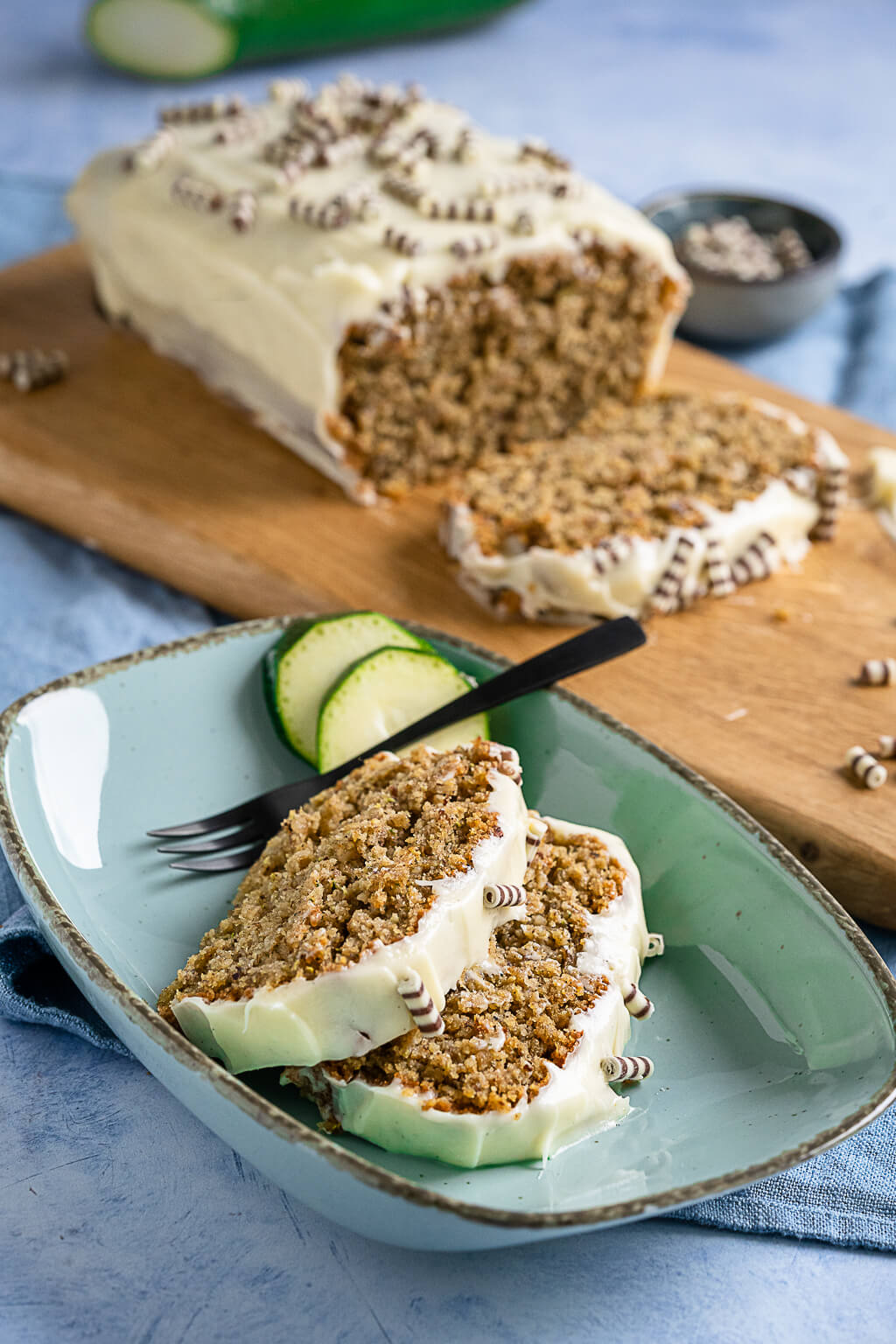 Saftiger Zucchini Kuchen mit Nüssen und Frischkäse Frosting - Einfach ...