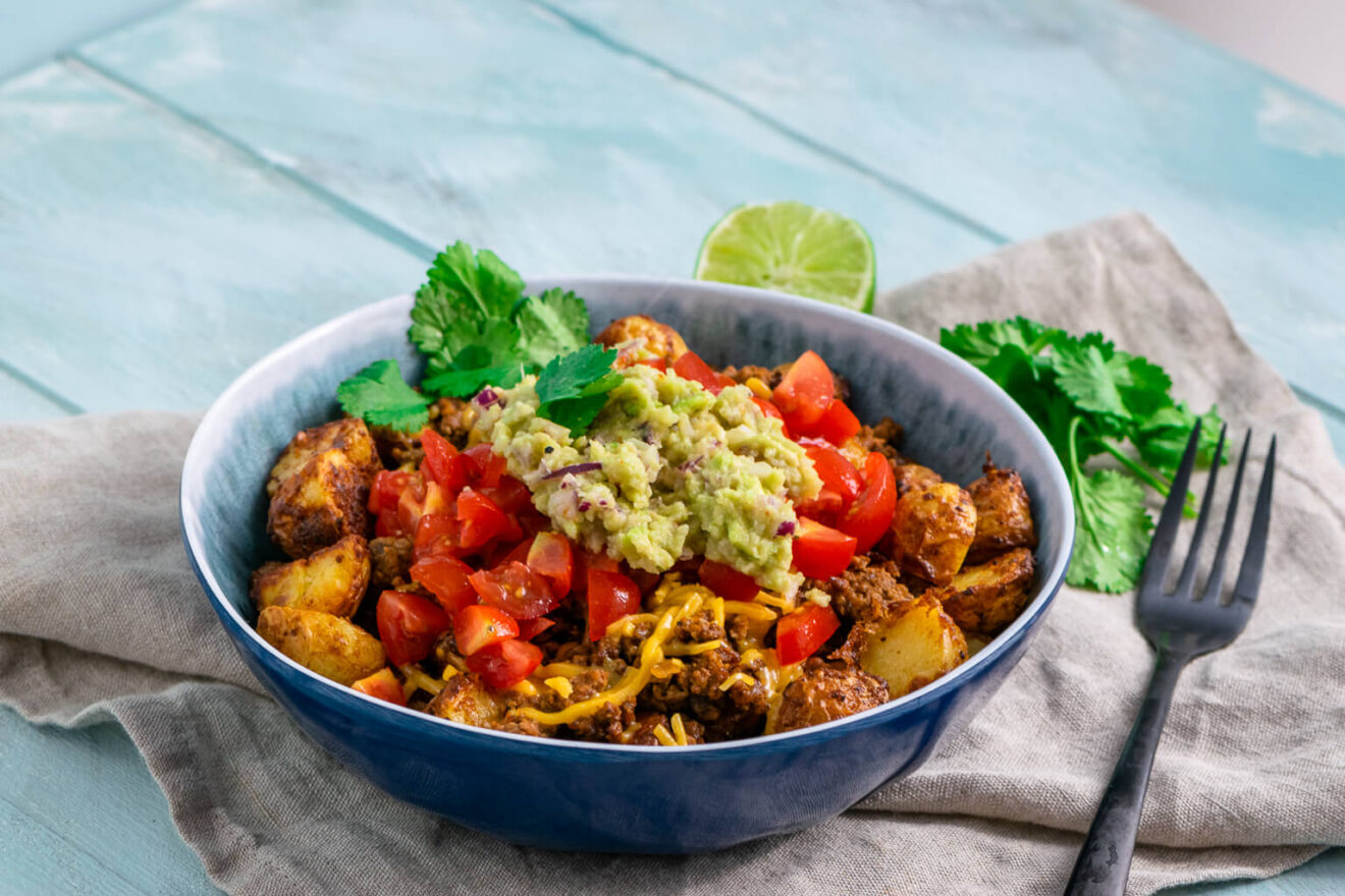 Überbackene Kartoffeln mit Hackfleisch, Tomate und Guacamole - die ...