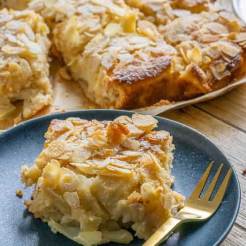 Bratapfelkuchen mit Marzipan - super saftiger Apfelkuchen mit Mandeln ...
