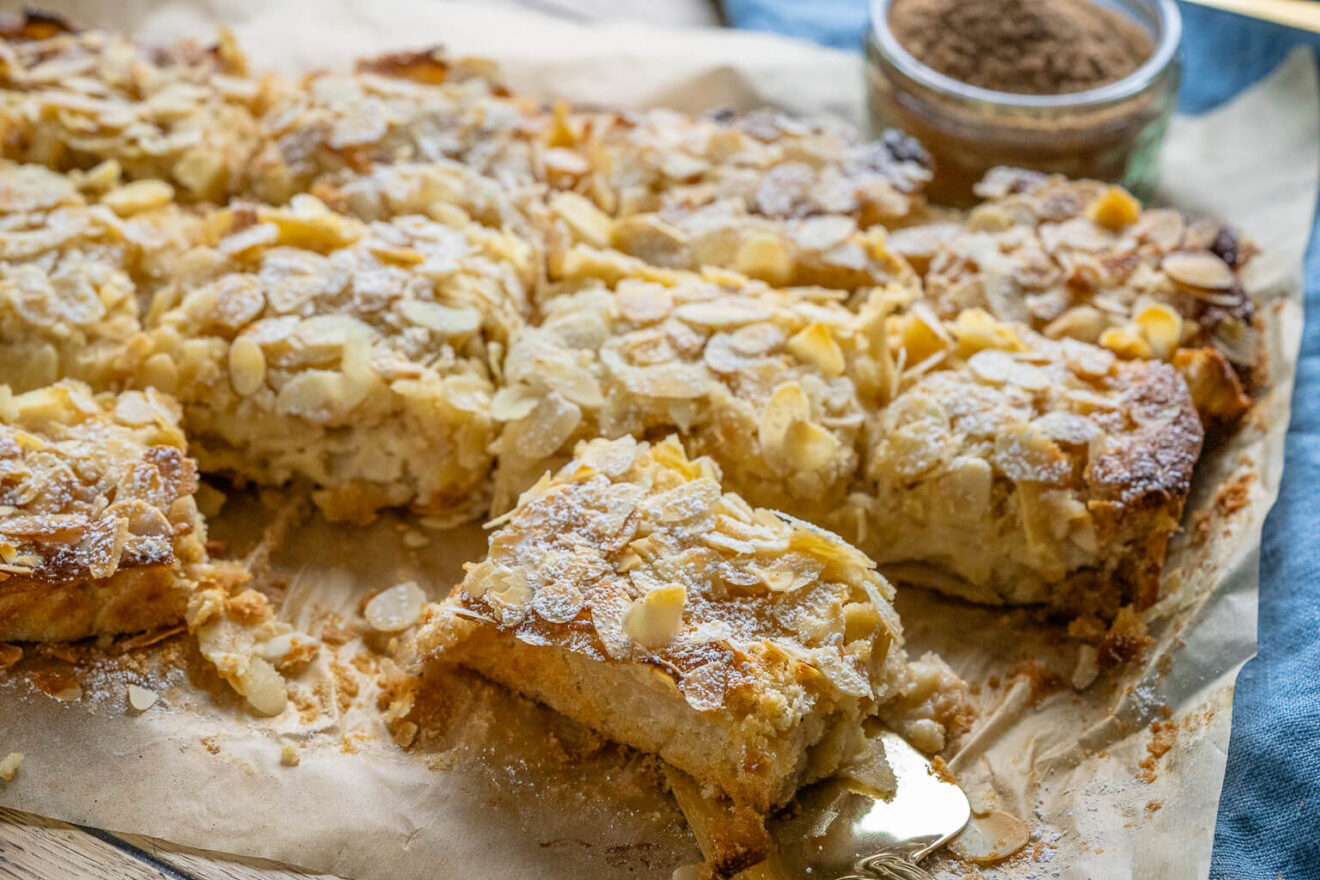 Bratapfelkuchen mit Marzipan - super saftiger Apfelkuchen mit Mandeln ...
