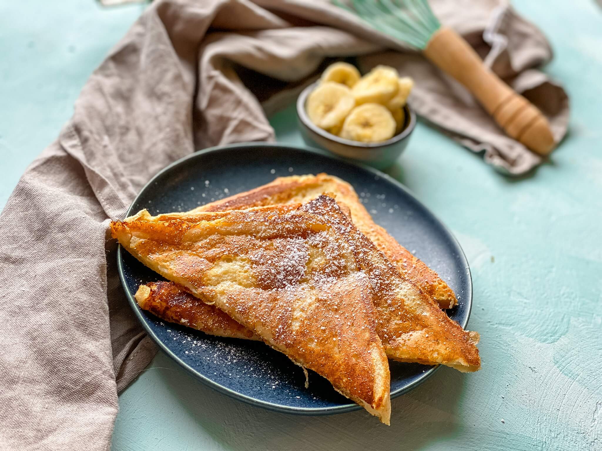 Leckeres French Toast zum Frühstück mit Puderzucker - einfaches Rezept