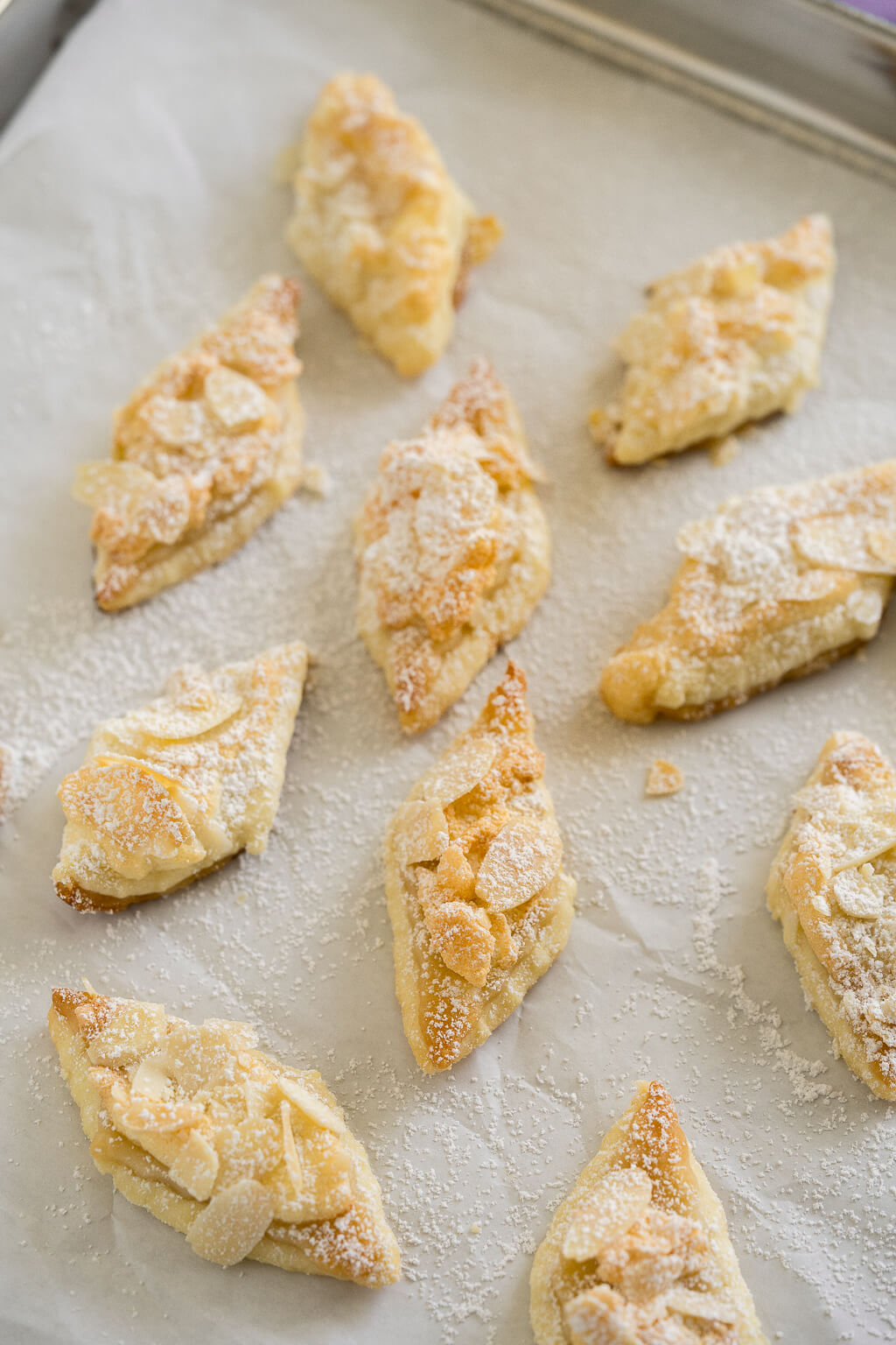 Omas schnelle Marzipan-Knöpfe - einfache Marzipanplätzchen Omas schnelle Marzipan-Knöpfe - einfache Marzipanplätzchen