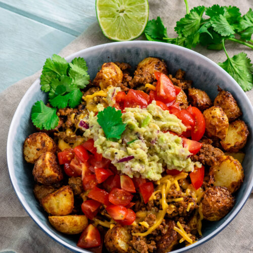 Schnelle Bowl mit Hack, Kartoffelecken und Guacamole