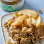 Kuchen zum Frühstück mit gutem Gewissen? Aber sowas von - mit köstlichem Apfel-Zimt Baked Oatmeal. Genieße es warm mit frischen Äpfeln, Zimt und Nüssen.