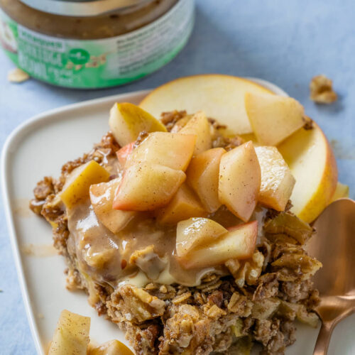 Kuchen zum Frühstück mit gutem Gewissen? Aber sowas von - mit köstlichem Apfel-Zimt Baked Oatmeal. Genieße es warm mit frischen Äpfeln, Zimt und Nüssen.