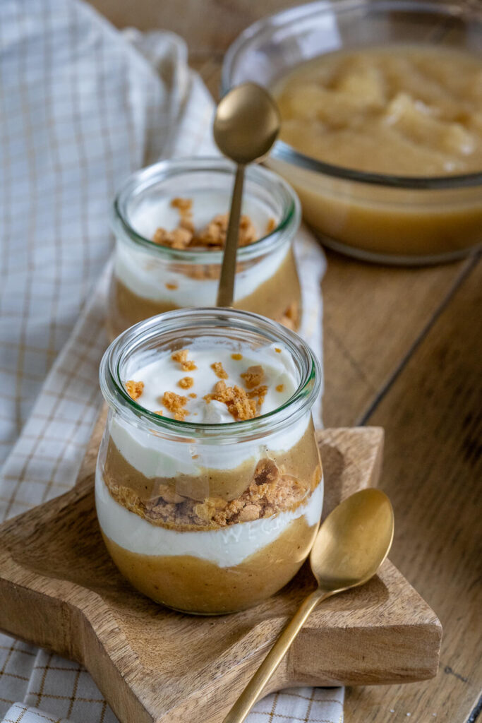 Leckeres Dessert mit Apfelmus, Joghurt und Amarettini