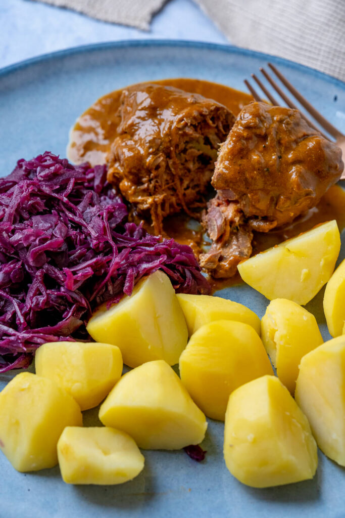 Rinderrouladen mit Kartoffeln und Rotkohl