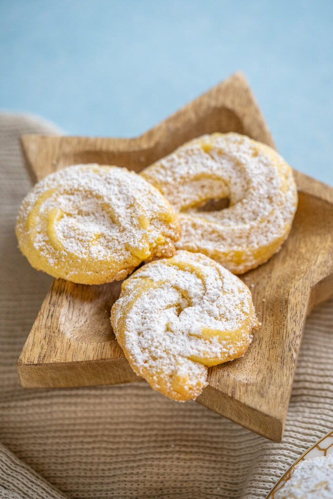 Köstliches Vanille Spritzgebäck für die Weihnachtszeit. Das Buttergebäck lässt sich mit leicht mit dem Spritzbeutel auf das Blech spritzen und schmeckt bereits direkt nach dem Backen super köstlich nach Vanille. Es ist ganz zart und zergeht praktisch auf der Zunge. Das Vanille Spritzgebäck ist eine tolle Ergänzung zu all den Lebkuchen und Marzipan Keksen auf dem Keksteller.