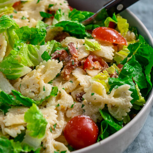Caesar Nudelsalat mit knusprigen Baconwürfeln.