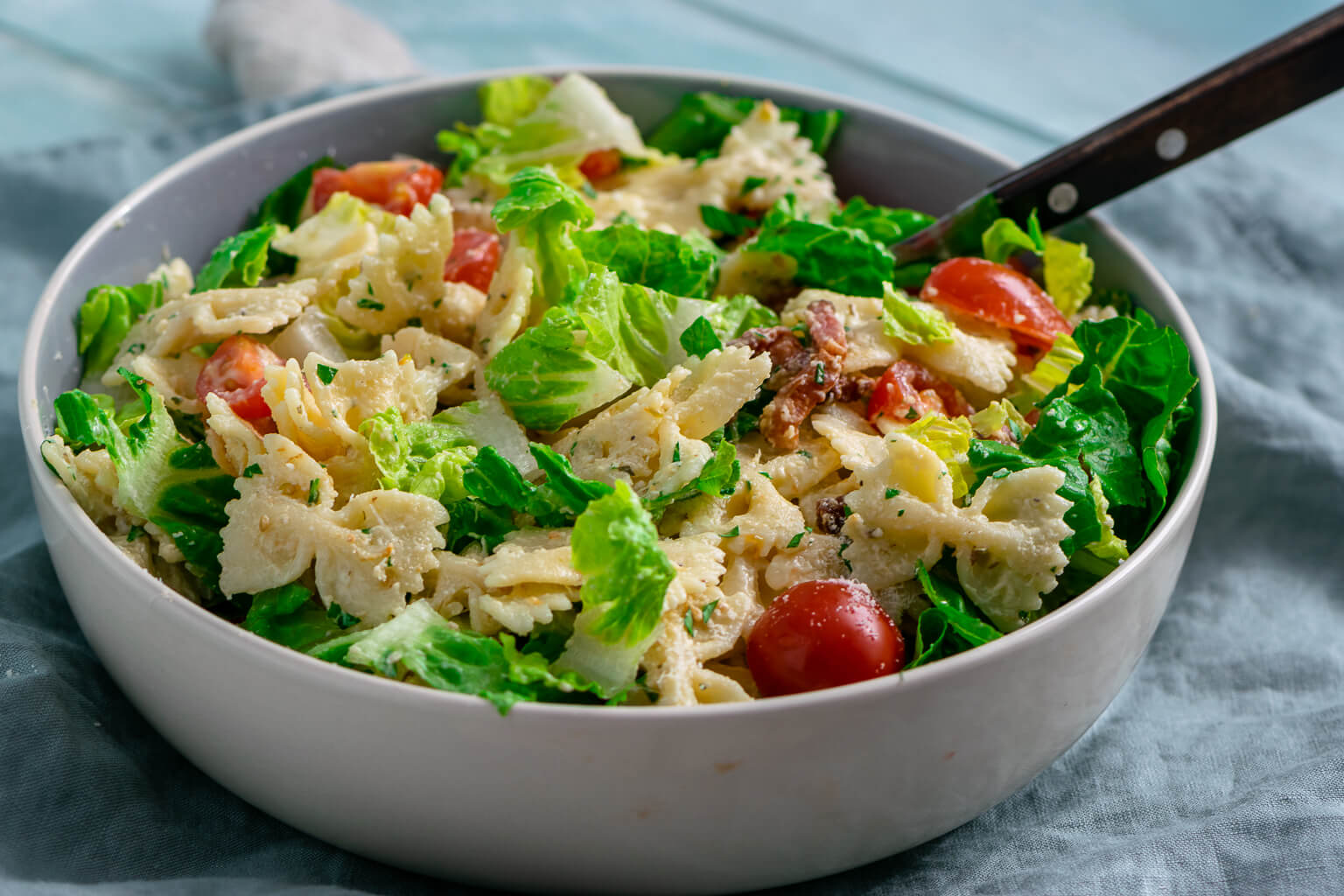 Nudelsalat mit Parmesan und knackigem Salat