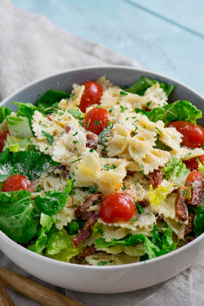 Nudelsalat mit Parmesan und knackigem Salat