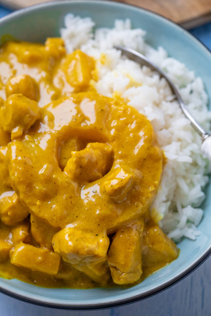 Dieses Madras Curry ist so einfach zubereitet, dass ich es eigentlich kaum glauben kann. Innerhalb wenigen Minuten entsteht dieses köstliche Curry mit nur wenigen Zutaten. Die cremige Sauce mit Ananas und Geflügelfleisch passt optimal zu einer Portion Reis. Das Madras Curry mit Kokosmilch besteht aus wenigen Zutaten und bietet dir maximalen Geschmack.