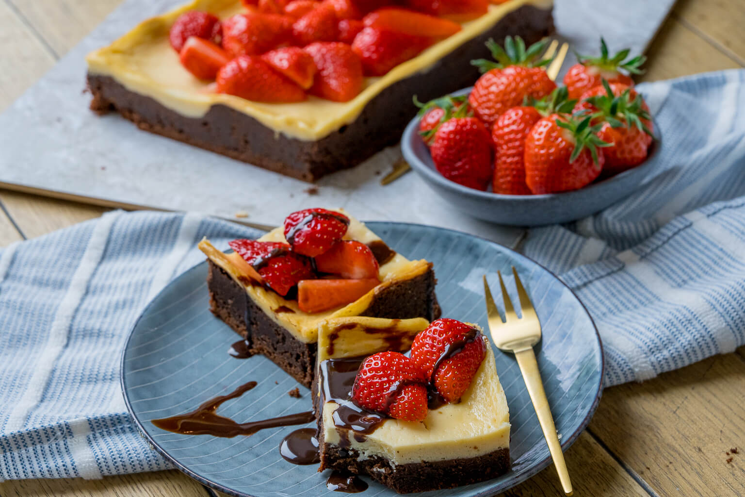 New York Cheesecake Brownies - mit frischen Erdbeeren und Schokosauce