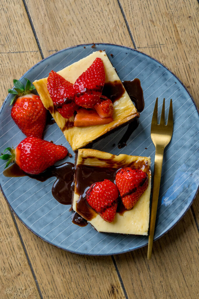 New York Cheesecake Brownies - mit frischen Erdbeeren und Schokosauce