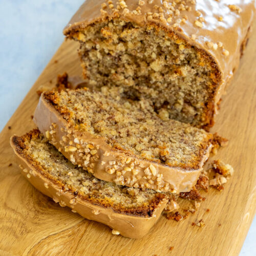 Super saftiger Nusskuchen aus der Kastenform mit Zimtglasur und Haselnusskrokant