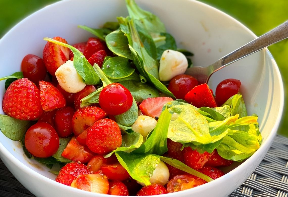 Sommerlicher Salat mit Erdbeeren und Balsamico Dressing