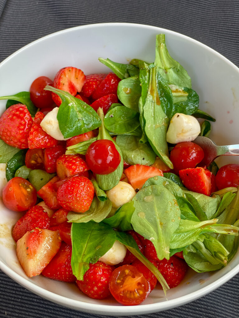 Köstlicher Erdbeer Salat mit Tomaten, Mozzarella und Feldsalat