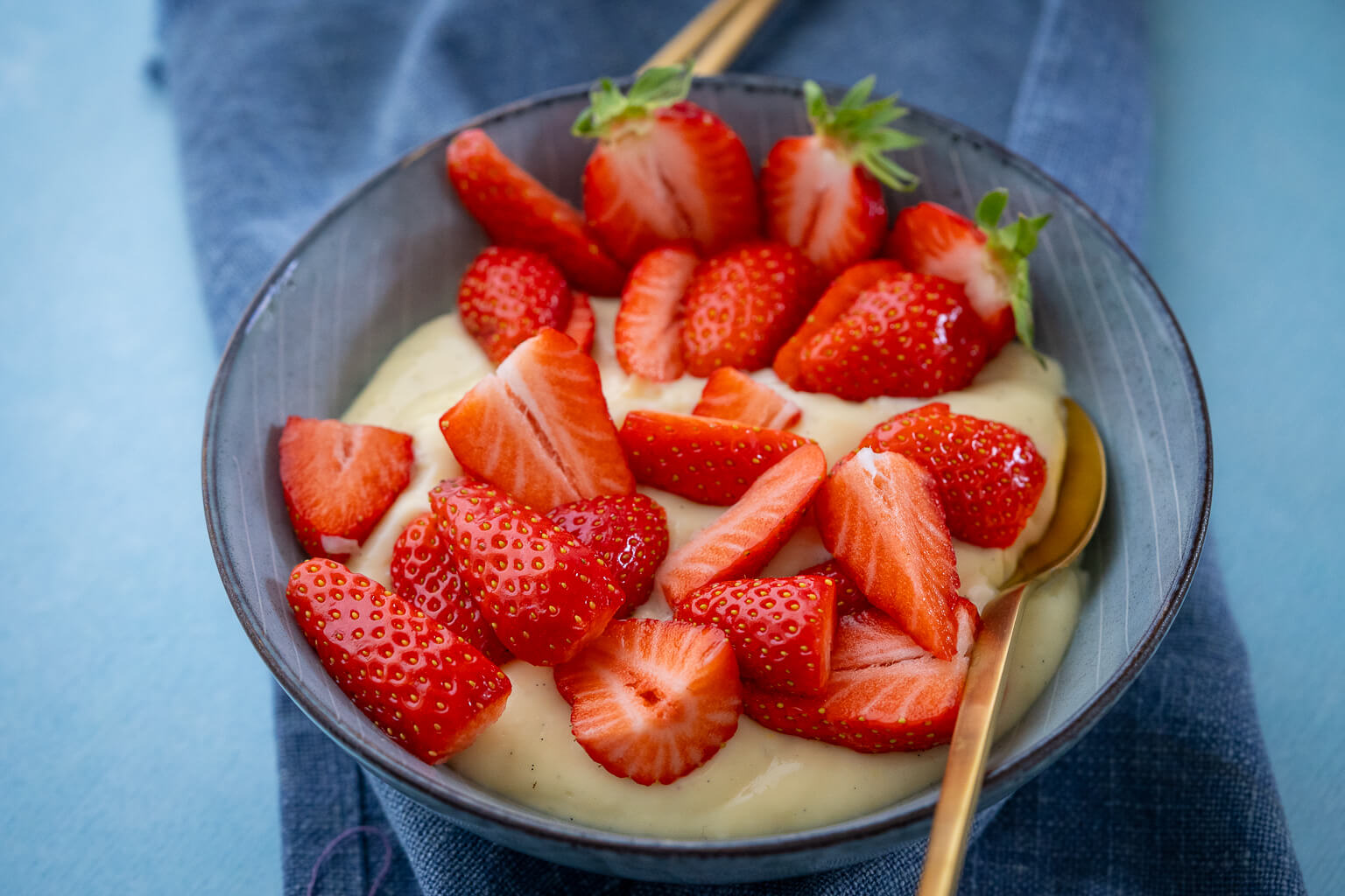 Super lecker - Vanillepudding selber kochen und mit frischen Erdbeeren servieren