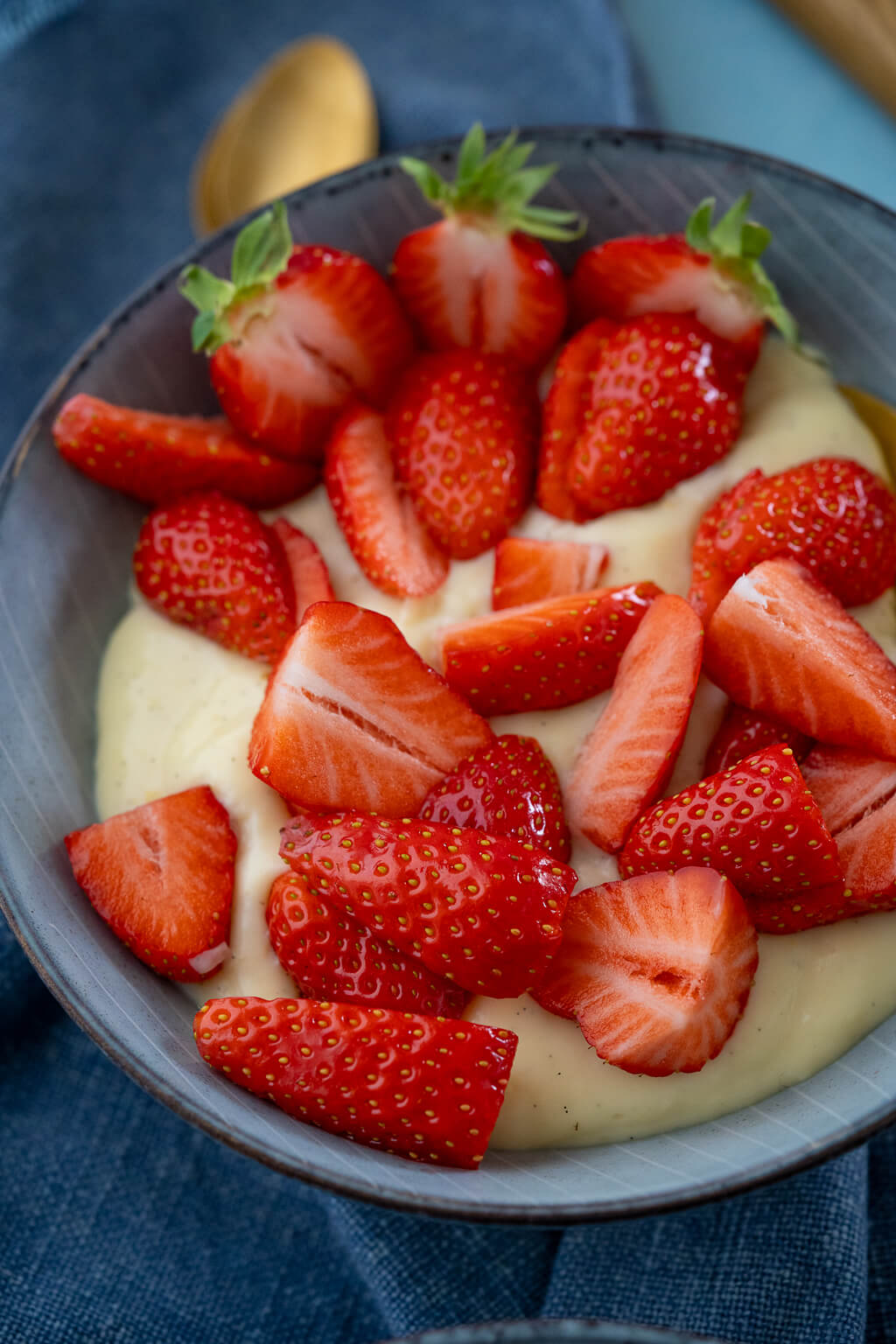 Vanillepudding mit Erdbeeren - so schmeckt der Sommer