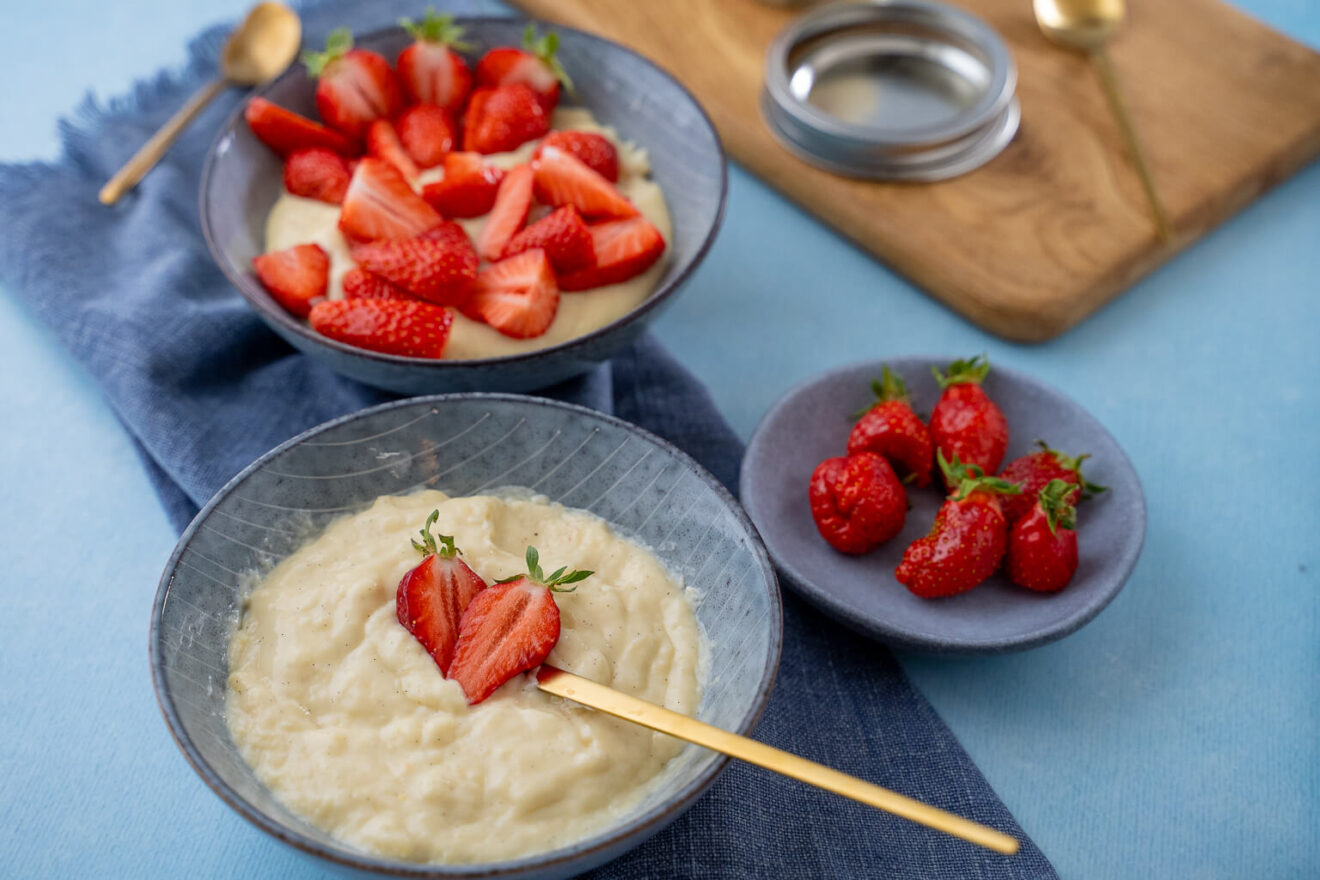 Vanillepudding mit Erdbeeren - so einfach machst du ihn selber ...