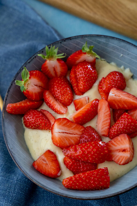 Vanillepudding mit Erdbeeren - so einfach machst du ihn selber ...