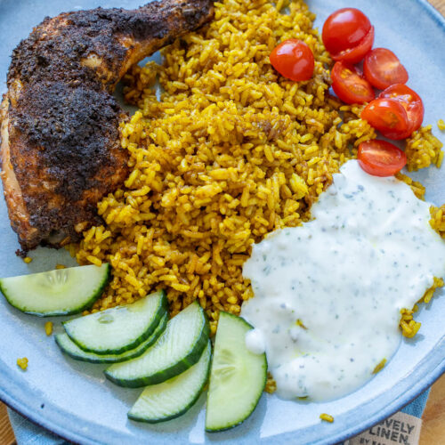 Hähnchenschenkel mit CurryBratreis & Joghurtsauce