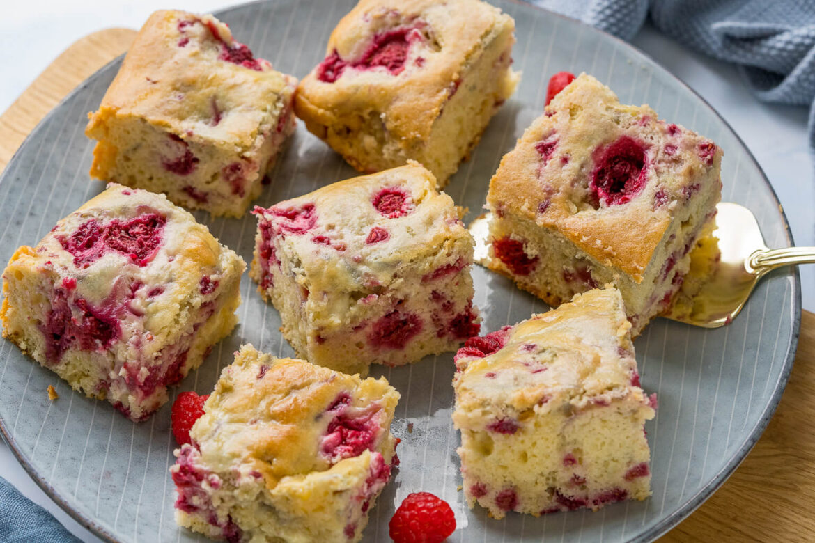 Saftiger Himbeerkuchen mit weißer Schokolade