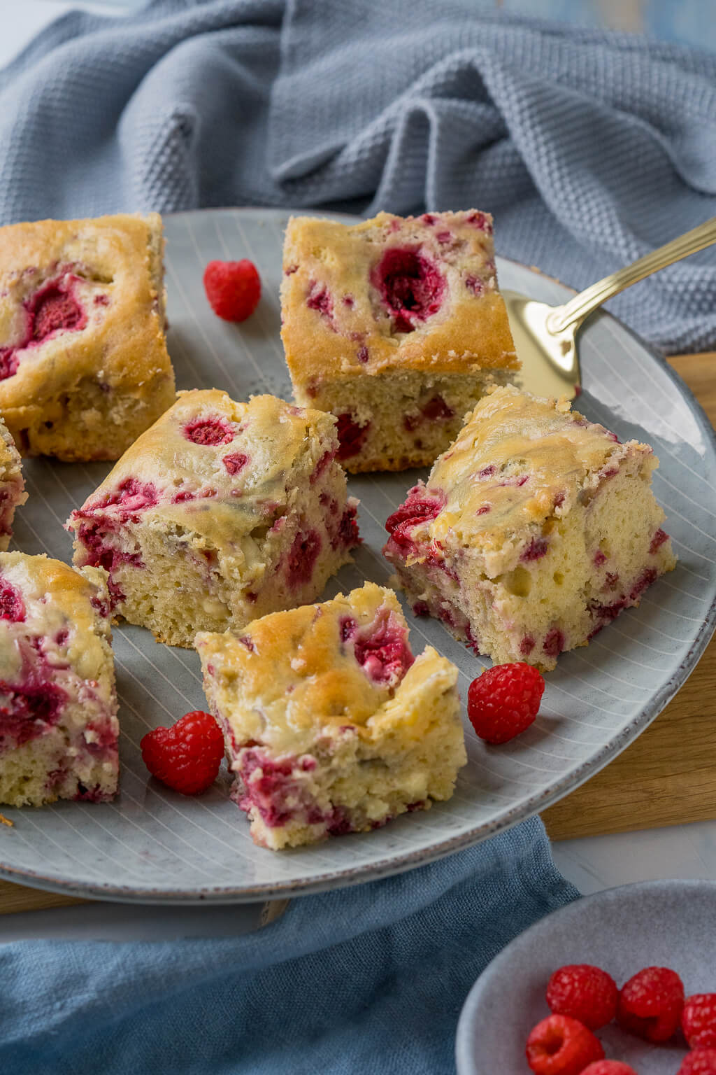 Saftiger Himbeerkuchen mit weißer Schokolade