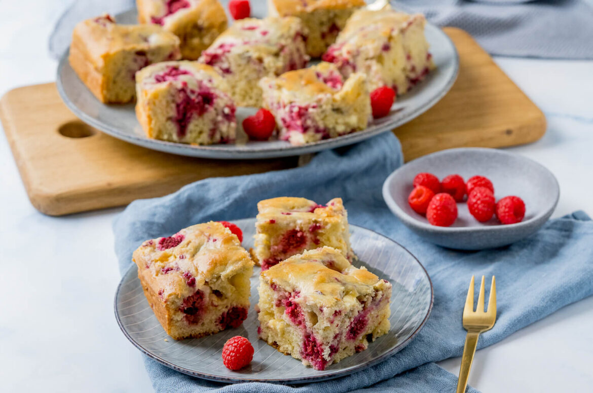 Saftiger Himbeerkuchen mit weißer Schokolade