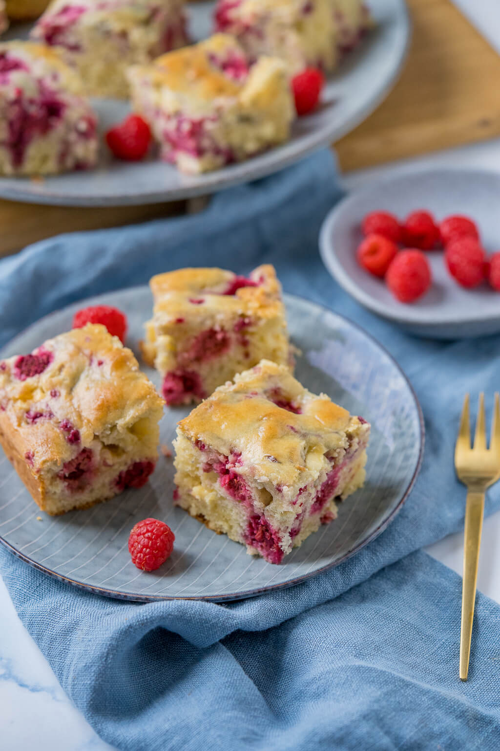 Saftiger Himbeerkuchen mit weißer Schokolade