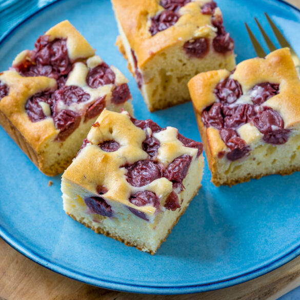 Saftiger Kirsch Joghurt Kuchen vom Blech - Einfach Malene Saftiger Kirsch Joghurt Kuchen vom Blech - Einfach Malene