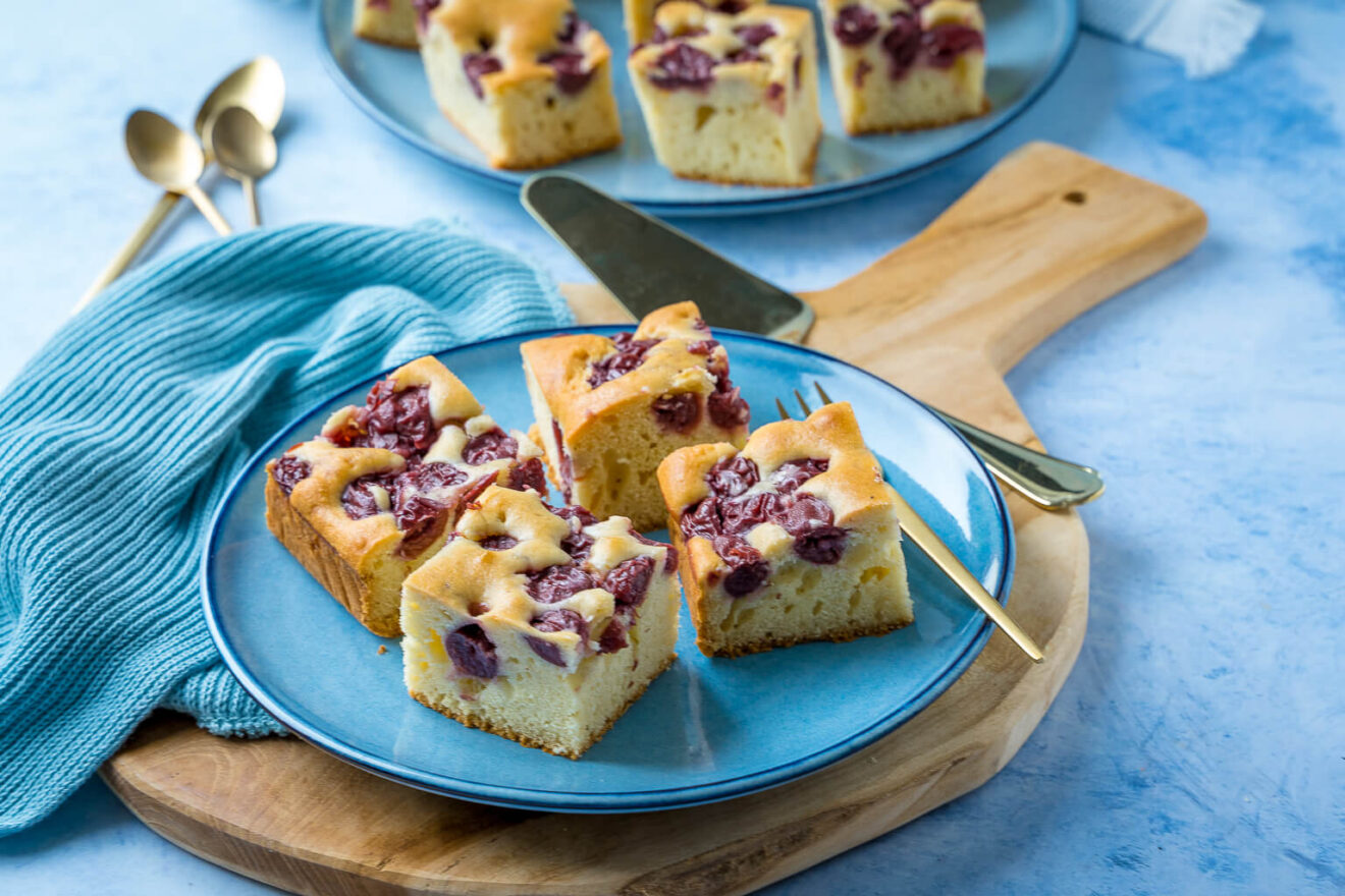 Saftiger Kirsch Joghurt Kuchen vom Blech - Einfach Malene Saftiger Kirsch Joghurt Kuchen vom Blech - Einfach Malene